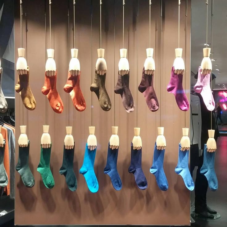 دکوراسیون جوراب فروشی| روش‌های استفاده از جوراب‌ها برای دکوراسیون