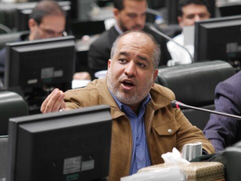 خضریان: مدنی‌زاده از عاقبت همتی درس بگیرید!