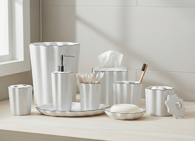 ست کامل اکسسوری بهداشتی سرامیکی سفید رنگ با طراحی موج‌دار و لبه‌های مشکی. این مجموعه شامل سطل، جای دستمال، پمپ مایع، جای صابون، جای مسواک، و ظروف دردار است