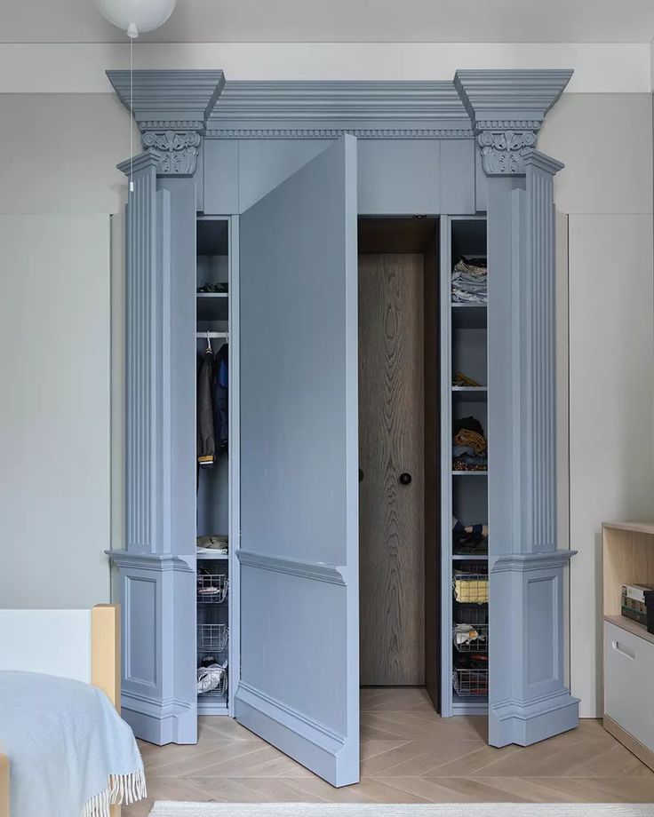 اتاق خواب با کابینت مخفی ترکیبی و قفسه‌های نمایشگاهی