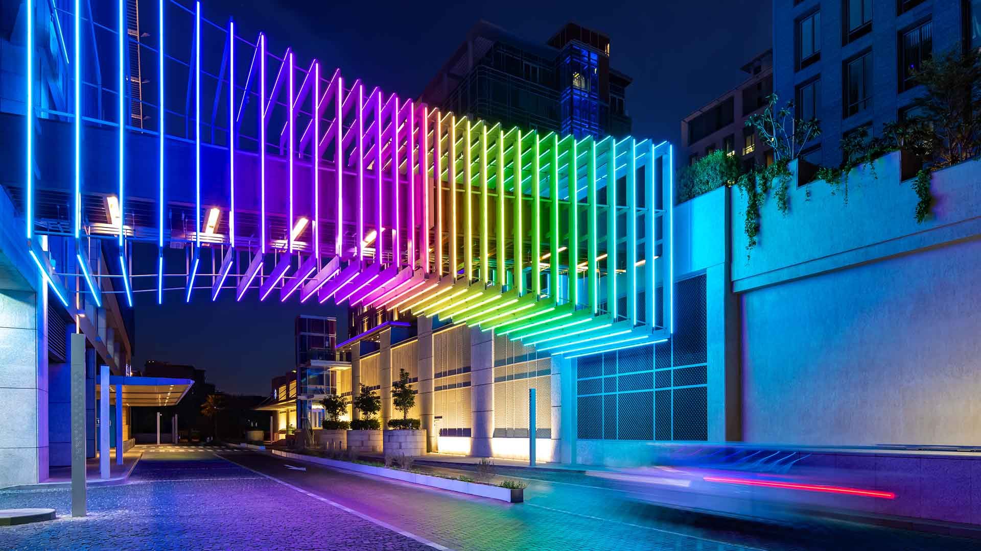 نمای تجاری با نورهای RGB و افکت‌های متحرک در شب