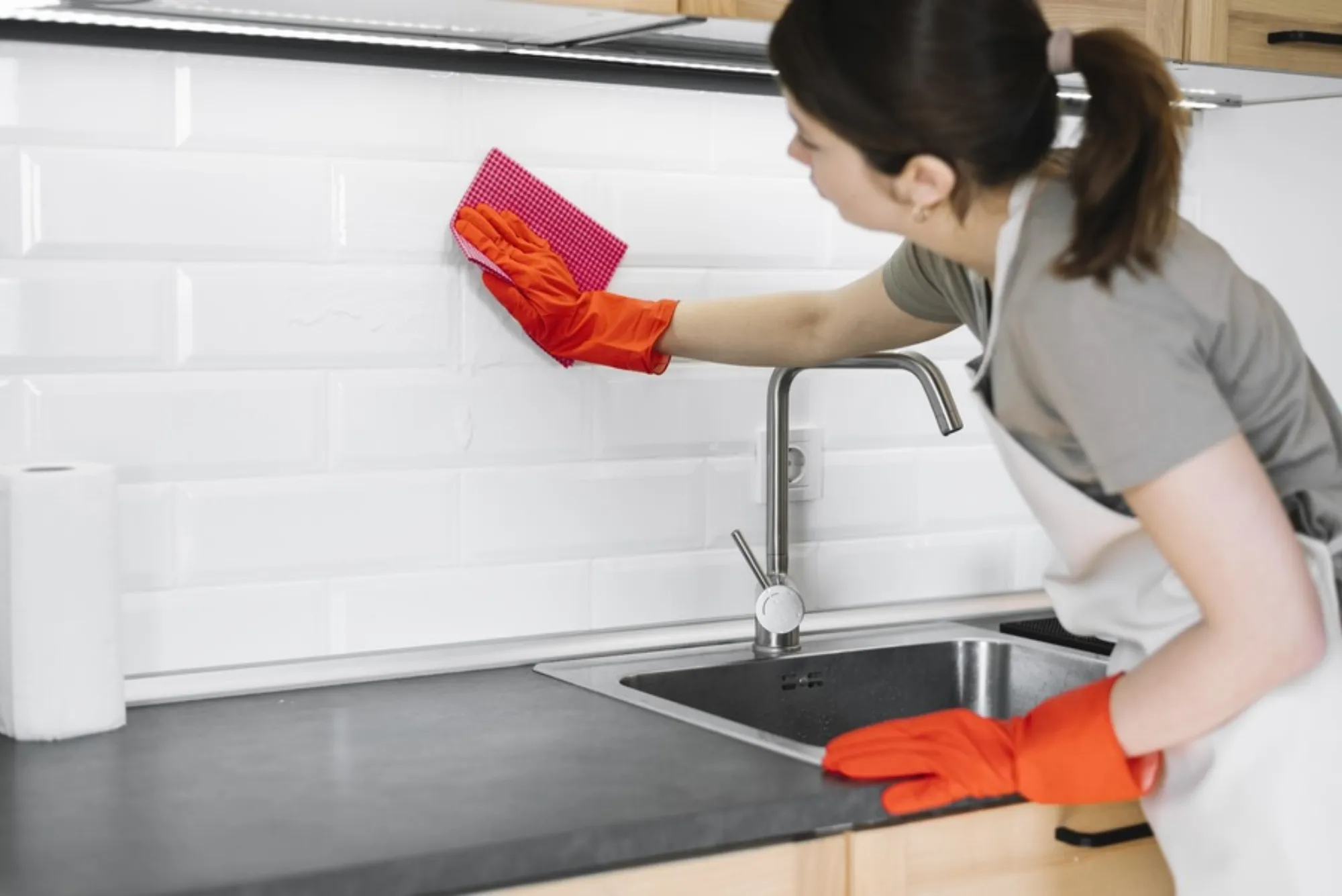 ابزارهای پاکسازی کاشیهای بین کابینتی شامل اسفنج و مسواک
