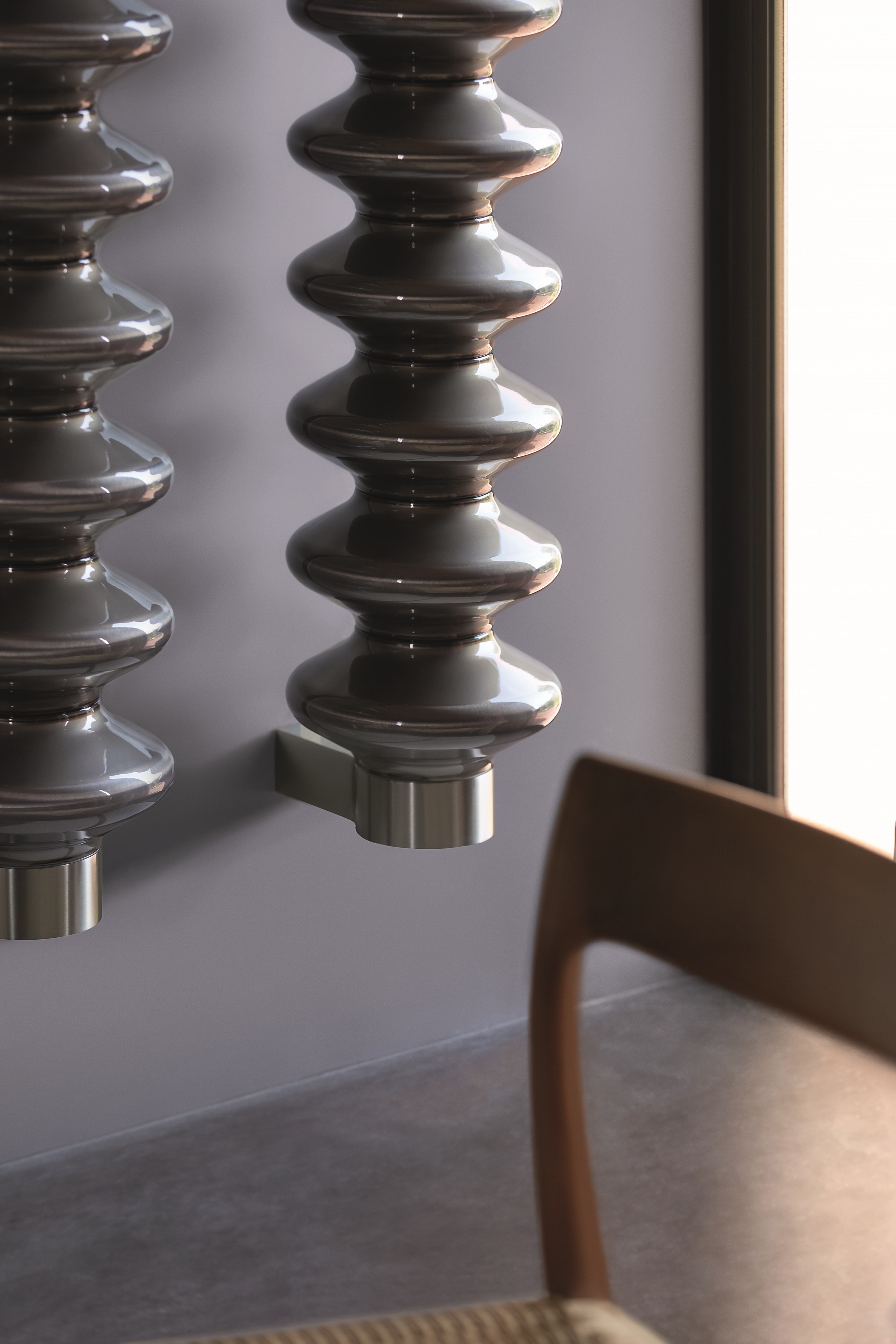 رادیاتور دکوراتیو دیواری با لولههای شیک و طراحی مدرن در یک فضای داخلی زیبا