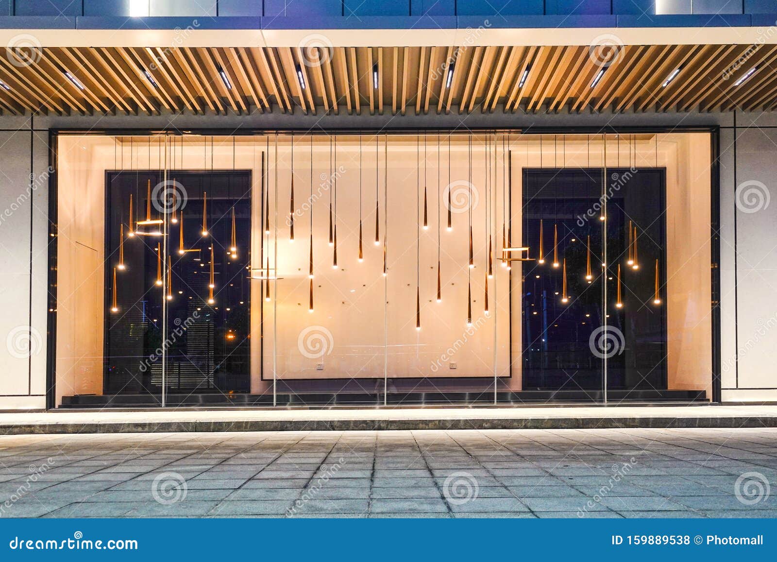 نورپردازی LED در ویترین فروشگاهی، نمایش جذاب محصولات با نور سرد و گرم