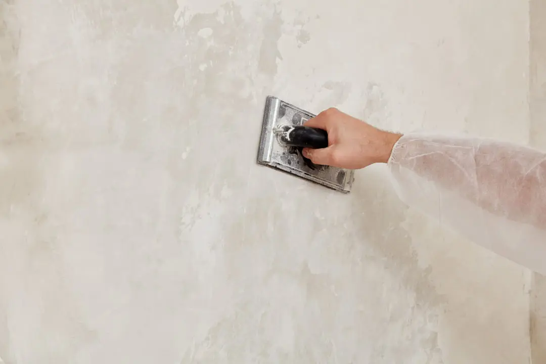 نحوهی اجرای میکرو سمنت توسط متخصص در محیط بازسازی